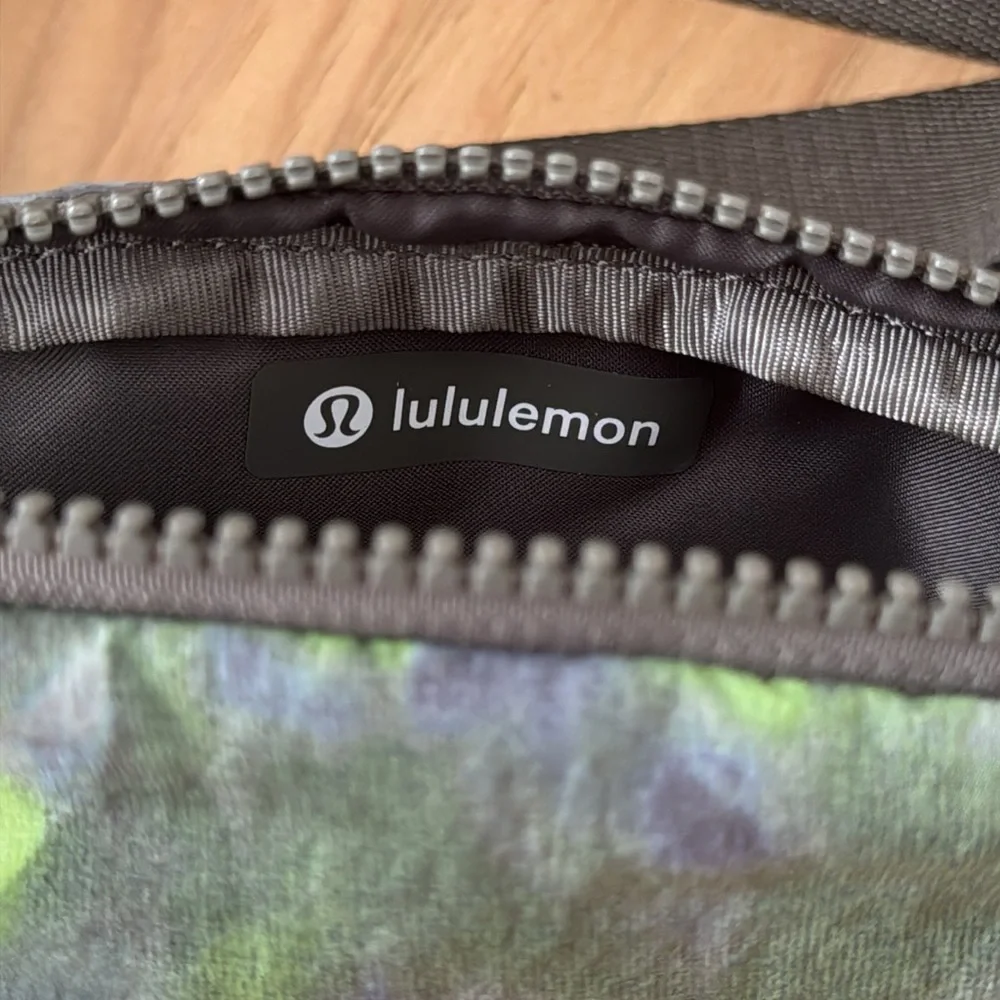 lululemon everywhere belt bag, hyper dye / tie dye - Picture 4 of 6